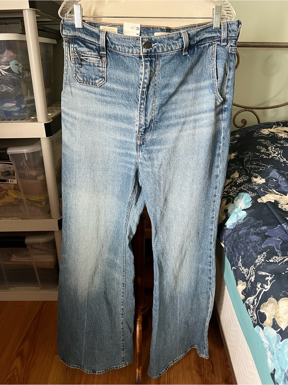 Levi’s Women’s Ribcage Bell Distressed Jeans Size 32x34 High Rise Bell Bottom